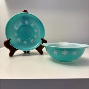 Pyrex JAJ Gaiety Turquoise Snowflake Sauce Boat & Stand